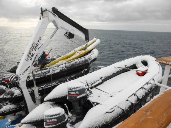 Os zodiacs cobertos de gelo e neve pouco antes de chegarmos à Deception Island, na Antártida